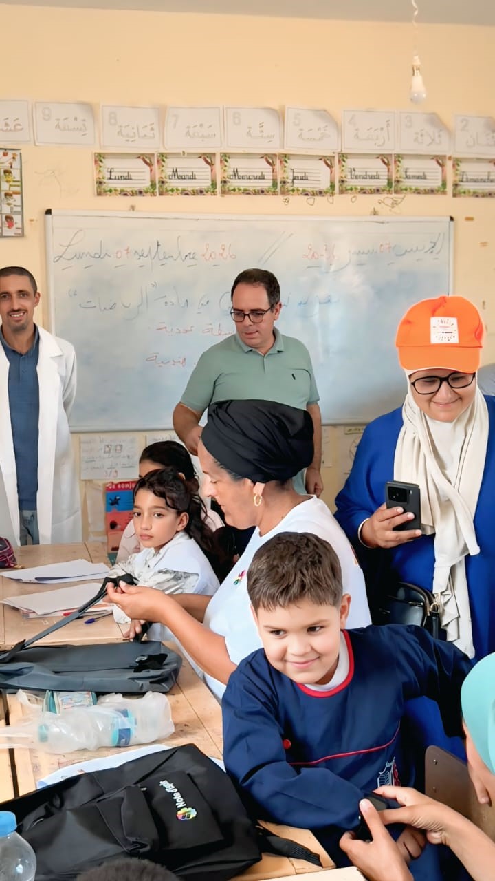 جانب من لقطات التوزيع الميداني للمحافظ المدرسية لجمعية تافوغالت