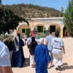 جانب من لقطات التوزيع الميداني للمحافظ المدرسية لجمعية تافوغالت.